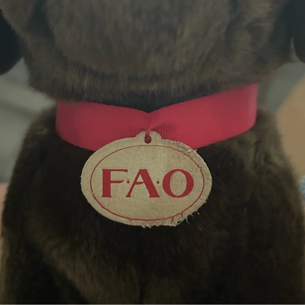 FAO Schwarz Stuffed Animal Puppy Chocolate Lab Red Collar Tag Schwarz Button EUC